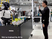 Optimus can now communicate with AI to hand objects (Image source: Tesla)