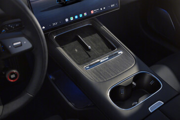 Xiaomi SU7 (2026) in the new Capri Blue color: The electric sports sedan is getting more than just a minor facelift. (Image source: Xiaomi)