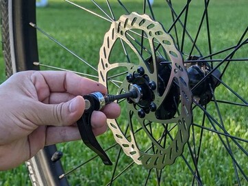 Make sure to install the quick-release lever on the correct side (Image Source: Stephen Pereyra / Notebookcheck)