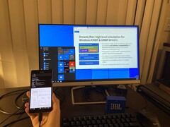 Windows 10 Dual Display mode on the Lumia 950XL (Image source: ITHome)