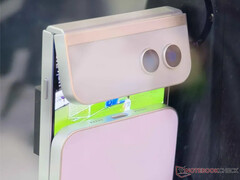 The Asymmetric Flip is a strange take on the clamshell form factor. (Image source: Notebookcheck)