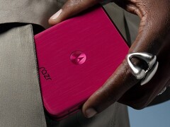 Motorola's free storage upgrade deal for the Razr Ultra is still ongoing. (Image source: Motorola)