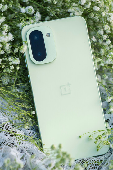 Shadow Green colorway of the phone (Image source: OnePlus)