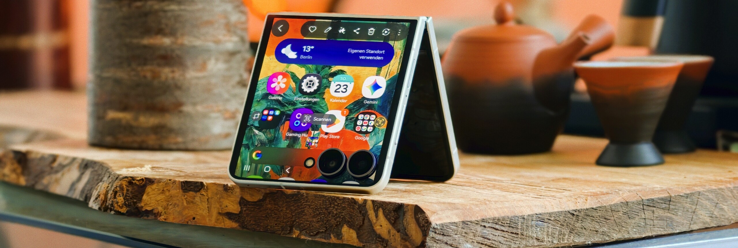 Review of the Samsung Galaxy Z Flip 8 Smartphone