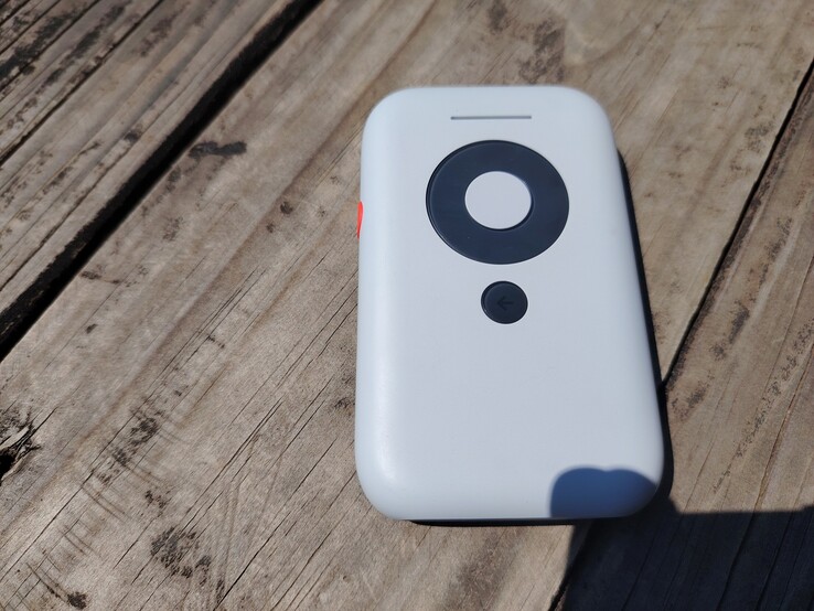 The beam acts as an external hub, enabling wireless casting, HDMI input, and screen stabilization features for compatible devices. (Image source: Darryl Linington - Notebookcheck)
