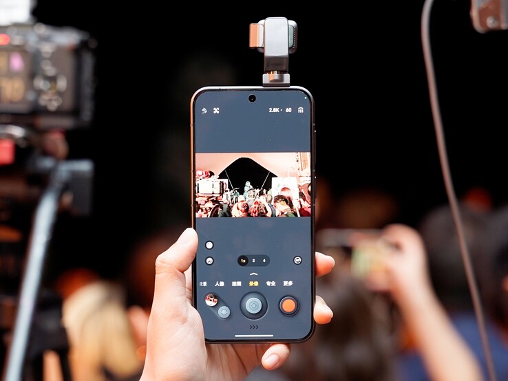 The Honor Robot Phone has a 200MP ultra-high-res primary sensor.