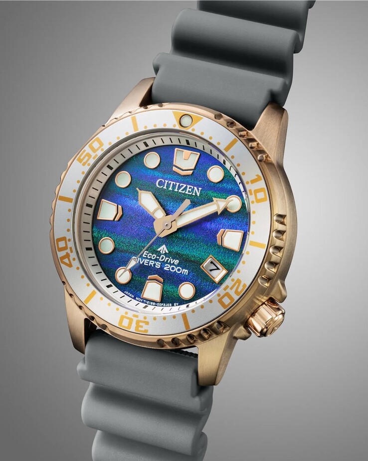 The unidirectional bezel features clear minute markings and a luminous pip at 12 o’clock.