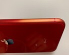 The faded (PRODUCT) RED iPhone SE 2 belonging to Ben Geskin's wife. (Image: @BenGeskin)