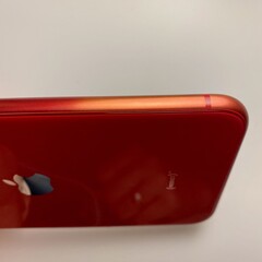 The faded (PRODUCT) RED iPhone SE 2 belonging to Ben Geskin's wife. (Image: @BenGeskin)