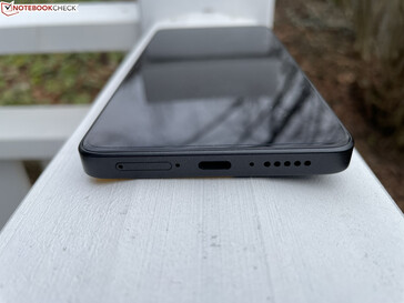 Bottom: SIM slot, USB-C 2.0, microphone, speakers (Image source: Manuel Masiero)
