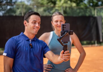 The Hohem V3 Ultra smartphone gimbal lasts up to 9 hours on a single charge (Image source: Hohem)