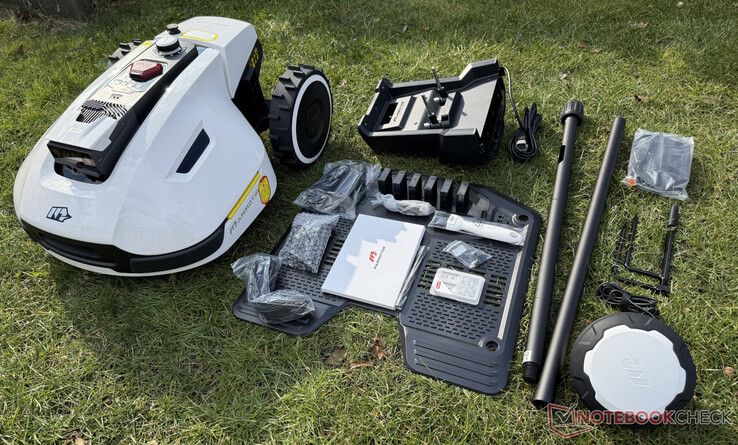 Scope of delivery of the Mammotion Yuka (here without sweeper)