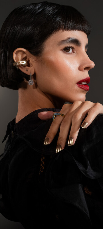 The Motorola open-ear earbuds appear to have embossed crystals. (Image source: Evan Blass)