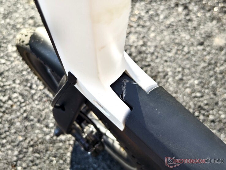 My Ossby Geo already has a broken frame after just a few days of use. (Image source: Alexander Fagot, Notebookcheck)