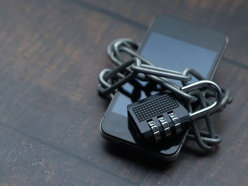 Smartphone with a chain lock