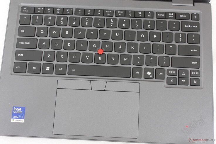 Comfortable keyboard with 1.5 mm travel and a slightly larger clickpad than on the ThinkPad X1 2-in-1 Gen 10 (12 x 6.5 cm vs. 12 x 5.6 cm)