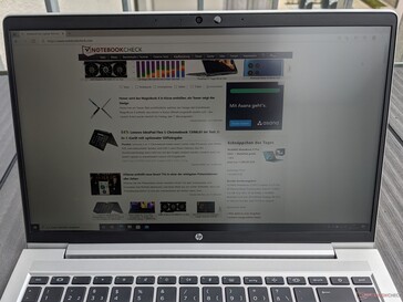 Using the HP ProBook 440 G8 outdoors