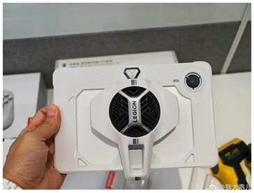 The CR7 cooler mounted on the tablet
