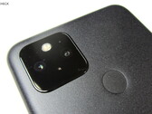 Apparently, gaps between the display and chassis of the Pixel 5 are a 'normal part' of the smartphone's design. (Image source: Notebookcheck)