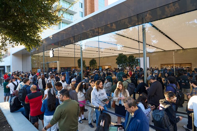 Apple Store in Austin storefront lines.