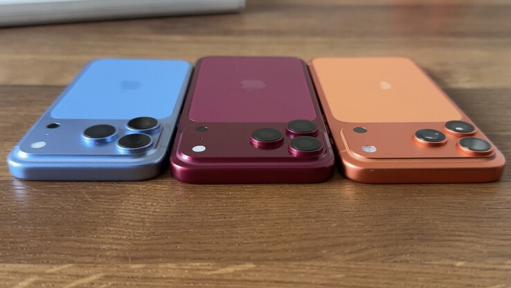 In a direct comparison between an iPhone 18 Pro Max dummy and the iPhone 17 Pro Max the thicker camera module stands out.