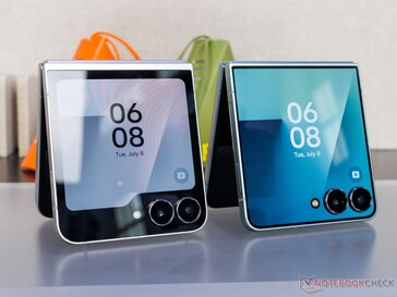 Galaxy Z Flip 7 FE (L) and Flip 7 (R) side by side ((image source: Notebookcheck)