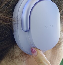 Vivo over-ear headphones can be operated reliably thanks to physical buttons