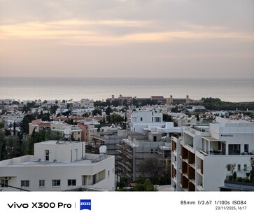 Vivo X300 Pro 200 MP 85 mm telephoto.