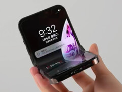 A third party created the first foldable iPhone almost three years ago. (Image source: Bilibili)