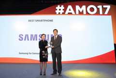 Samsung representative receives the &quot;Best Smartphone&quot; award at AMO 17 for the Galaxy S8 flagship