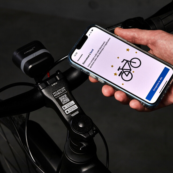 The Decathlon Elops Speed 900E electric city bike supports smartphone connectivity. (Image source: Decathlon)