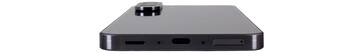 Bottom: speaker, microphone, USB, microphone, SIM (image source: Daniel Schmidt)