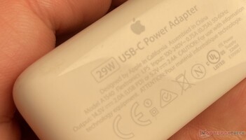 Barely readable: Apple's 29 watt adapter does not handle 9 volts. (Photo: Andreas Sebayang/Notebookcheck.com)