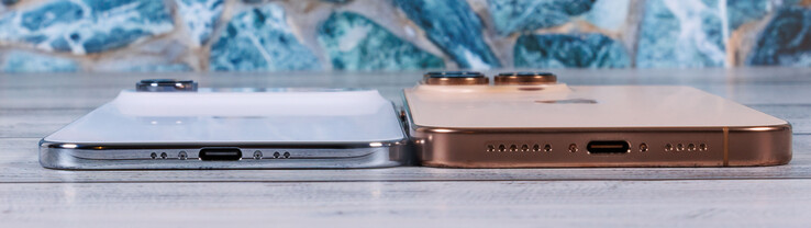 iPhone Air (left) next to the iPhone 16 Pro Max (image source: Daniel Schmidt)
