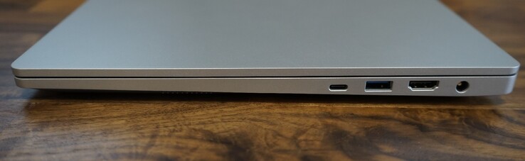 Thunderbolt 4, USB A 3.2 Gen 1, HDMI 2.0b, charging port