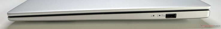 Right: USB Type-A 3.2 Gen 1 (5 Gb/s)