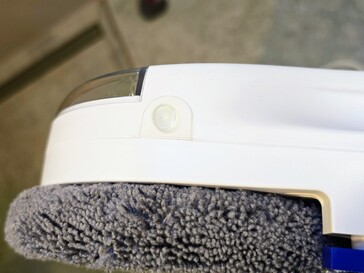 The Hutt has 10 nozzles for the cleaner on both sides