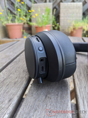 The SOURCE button is not easy to find when wearing the SXFI AIR. (Image source: Notebookcheck)