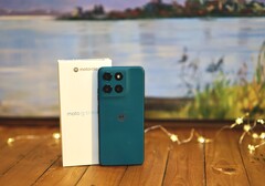 The Motorola Moto G57 Power captures attention with its leatherette back in Pantone colours.