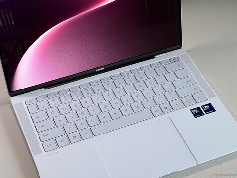 1 kg Ultrabook with Arrow Lake and excellent input devices - Honor MagicBook Art 14 2025 Review