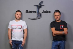 Vincenzo and Giacomo Barbato with their 'Steve Jobs' brand. (Source: Business Insider Italia)