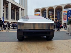 Tesla makes it impossible to flip the Cybertruck (image: Jordi Cor/YT)