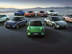 The Xiaomi YU7 electric SUV family in all trims and colors. (Image source: Xiaomi)