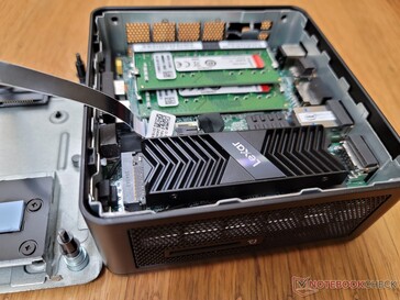 Host Intel NUC mini PC with Lexar NM800 drive installed