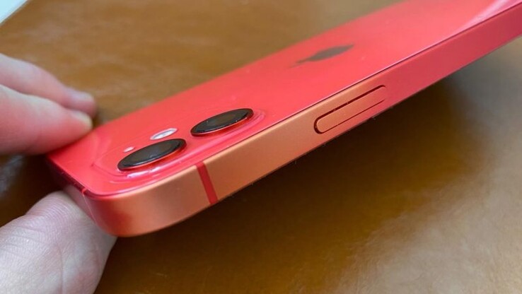 An (PRODUCT) RED iPhone 12 suffering the same fading issue. (Image: Svetapple.sk)