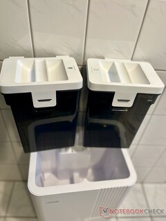 The water tanks hold 1.06 gallons / 4 liters each (Image source: Notebookcheck)