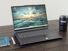 Lenovo's Yoga 7 16ILL10 arrives in the Luna Grey colorway (Image source: Allen Ngo / Notebookcheck)