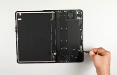 The iPad Pro could be easy to repair, but it&#039;s anything but simple to remove the screen (Image source: iFixit)