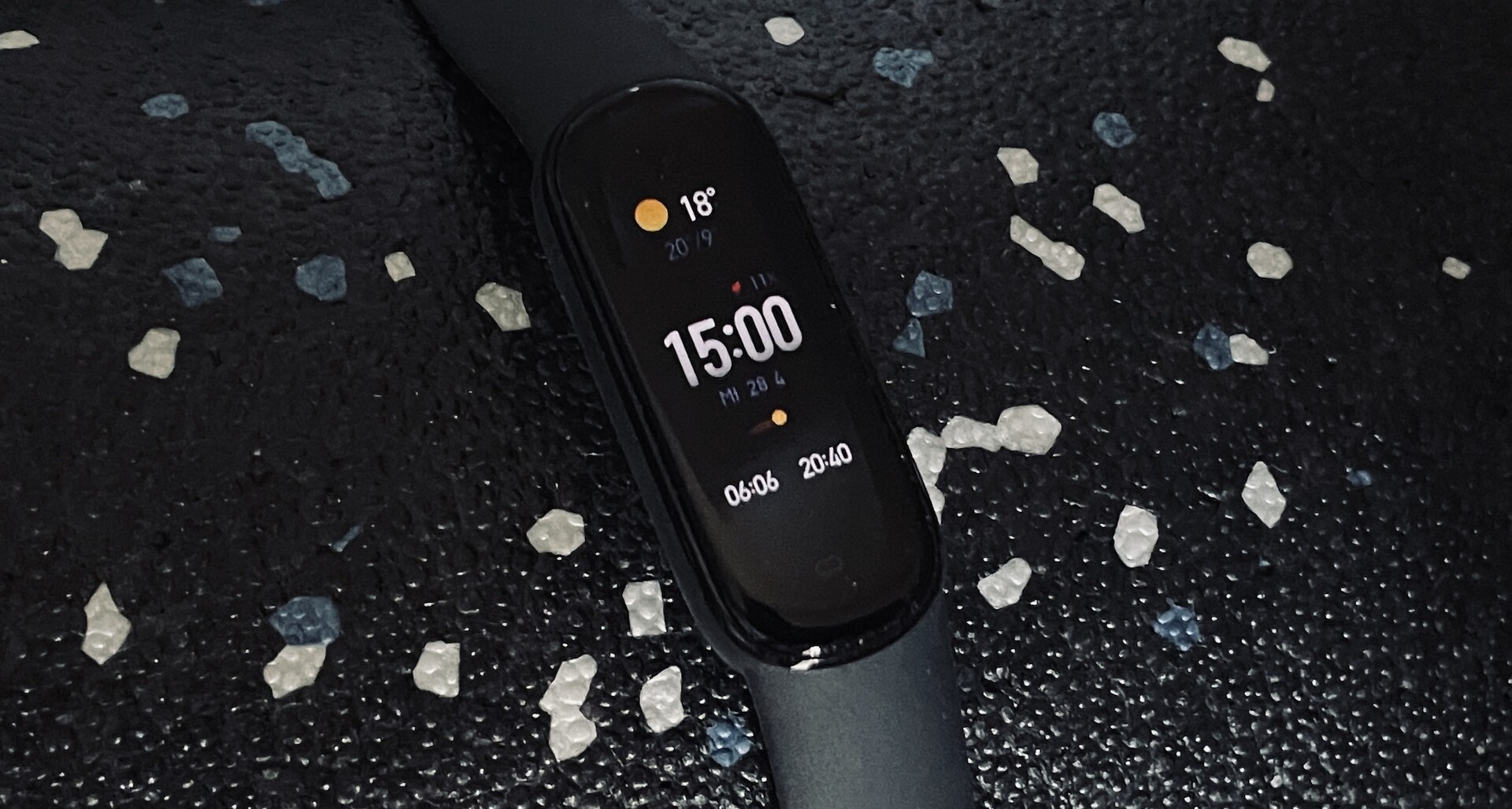 Between Xiaomi Mi Smart Band 5 and Band 6: Huami's Amazfit Band 5 ...