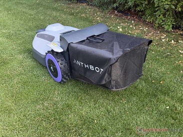 At almost one meter long, the Anthbot N8 needs a lot of space, for example to turn around and mow along edges.